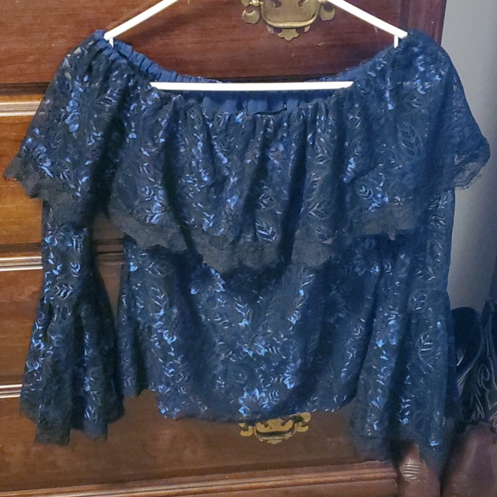 Off the shoulder Back and blue lace dress shirt